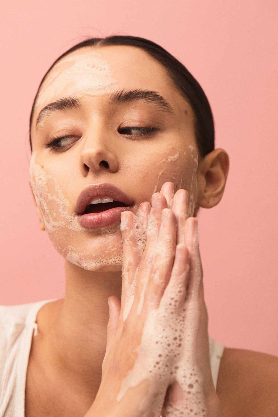 8 Best Natural Makeup Removers for Taking The Day Off