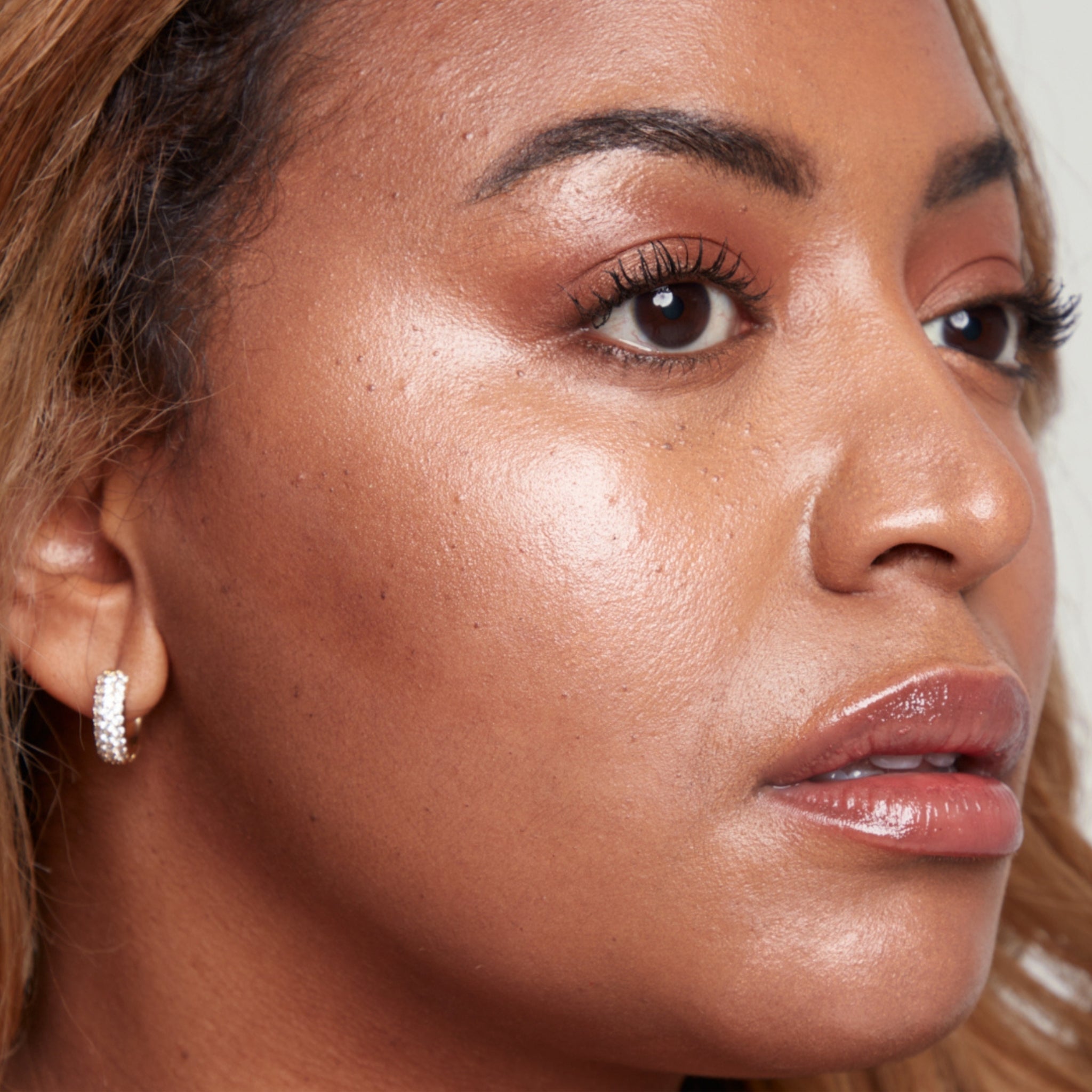 Hyaluronic Highlight Balm - Makeup - MOB Beauty - 02_PDP_MOBBEAUTY_HHBM97_LIFESTYLE - The Detox Market | M97 glassy rose gold