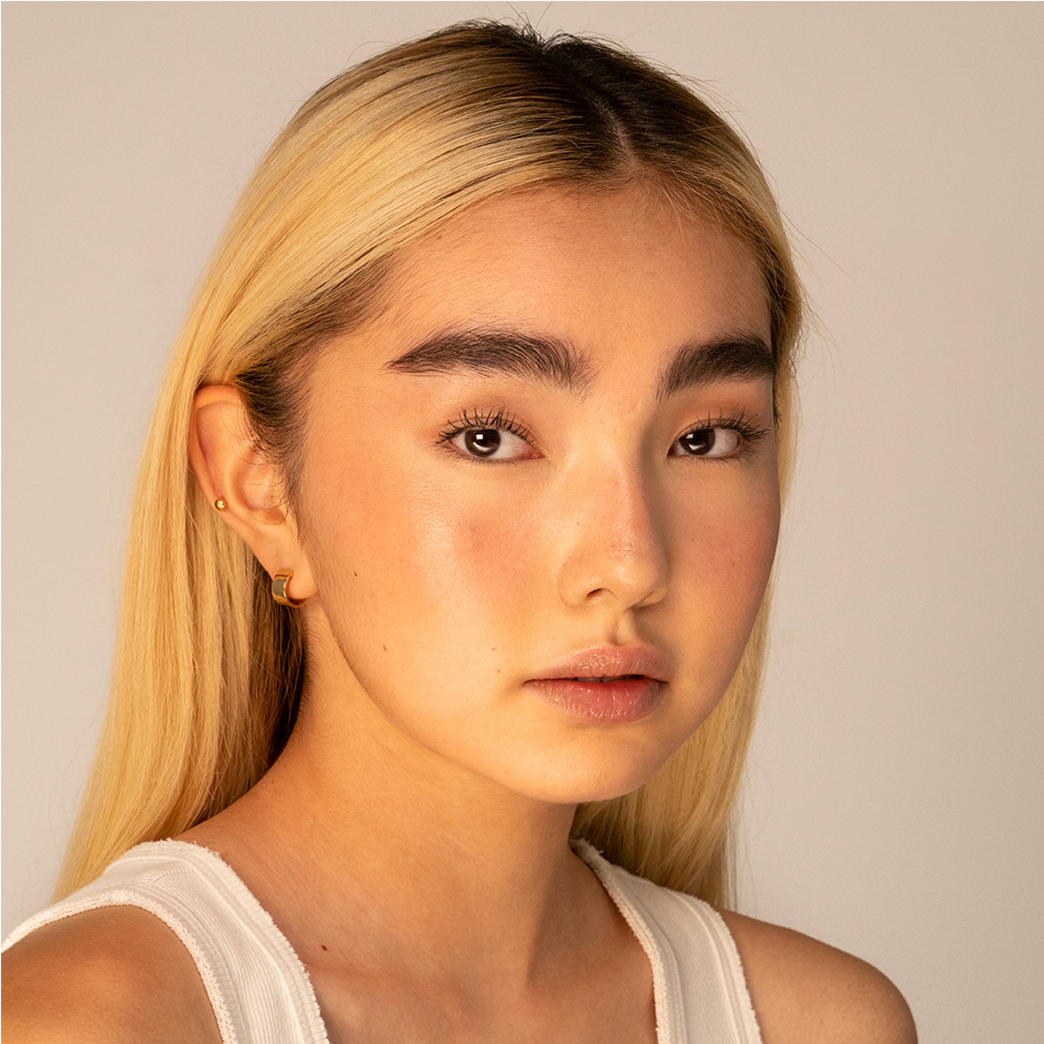 RMS Beauty-Buriti Bronzer-Makeup-RMS_BB1_BURITI_BRONZER_MODEL1-The Detox Market | rms Buriti Bronzer