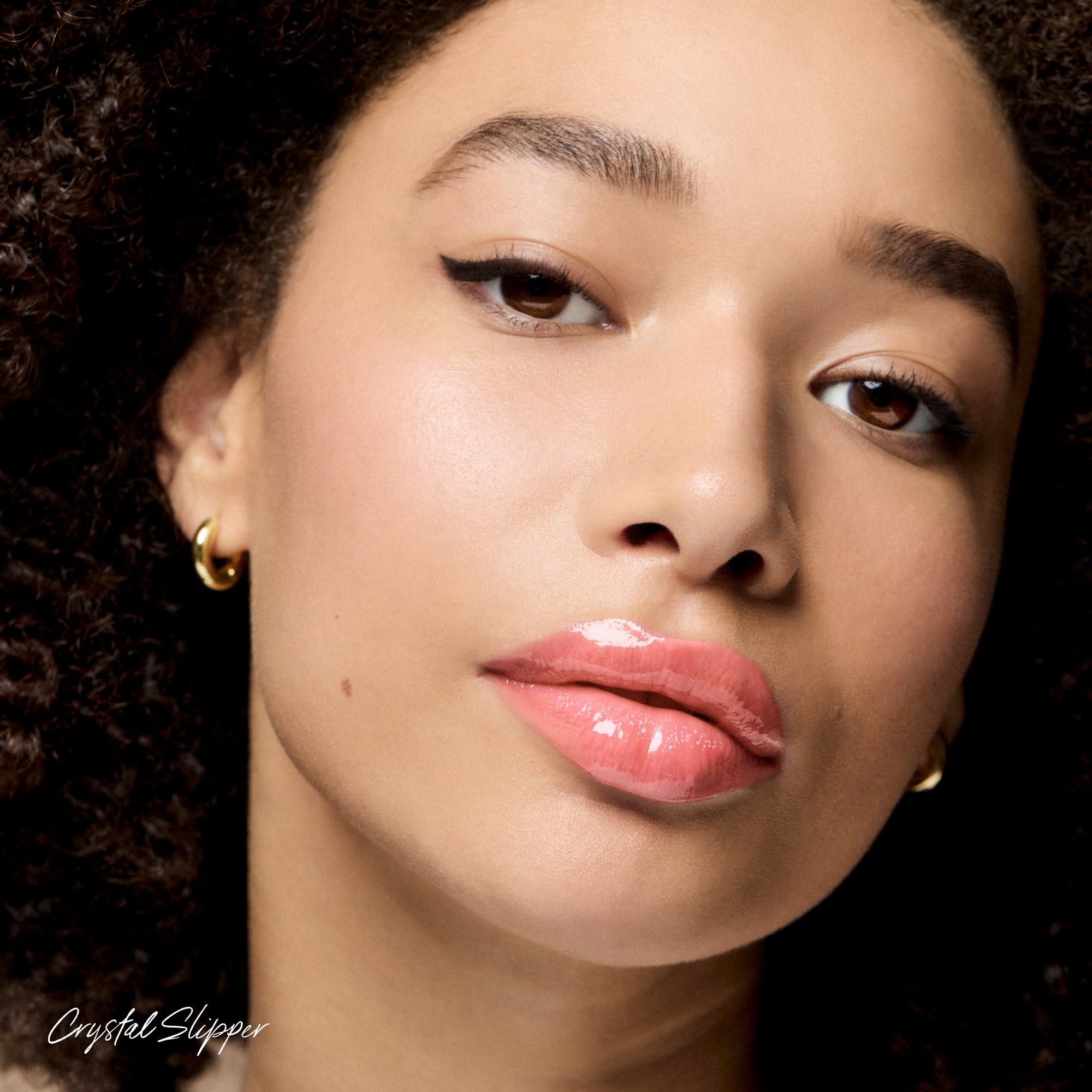 RMS Beauty-Legendary Lip Oil-Makeup-810170760206-LP09-CRYSTAL-SLIPPER-LIP-OIL-MODEL-2000X2000-The Detox Market | Crystal Slipper - Sunkissed pink-buff with a soft golden glow