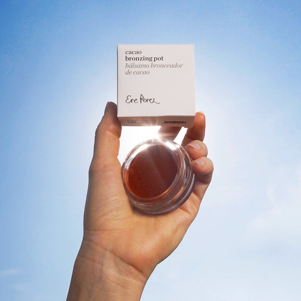 Ere Perez-Cacao Bronzing Pot-Makeup-ErePerez_CacaoBronzingPot_Sol_PackagingTextureHand_03-The Detox Market | Sol – Golden shade