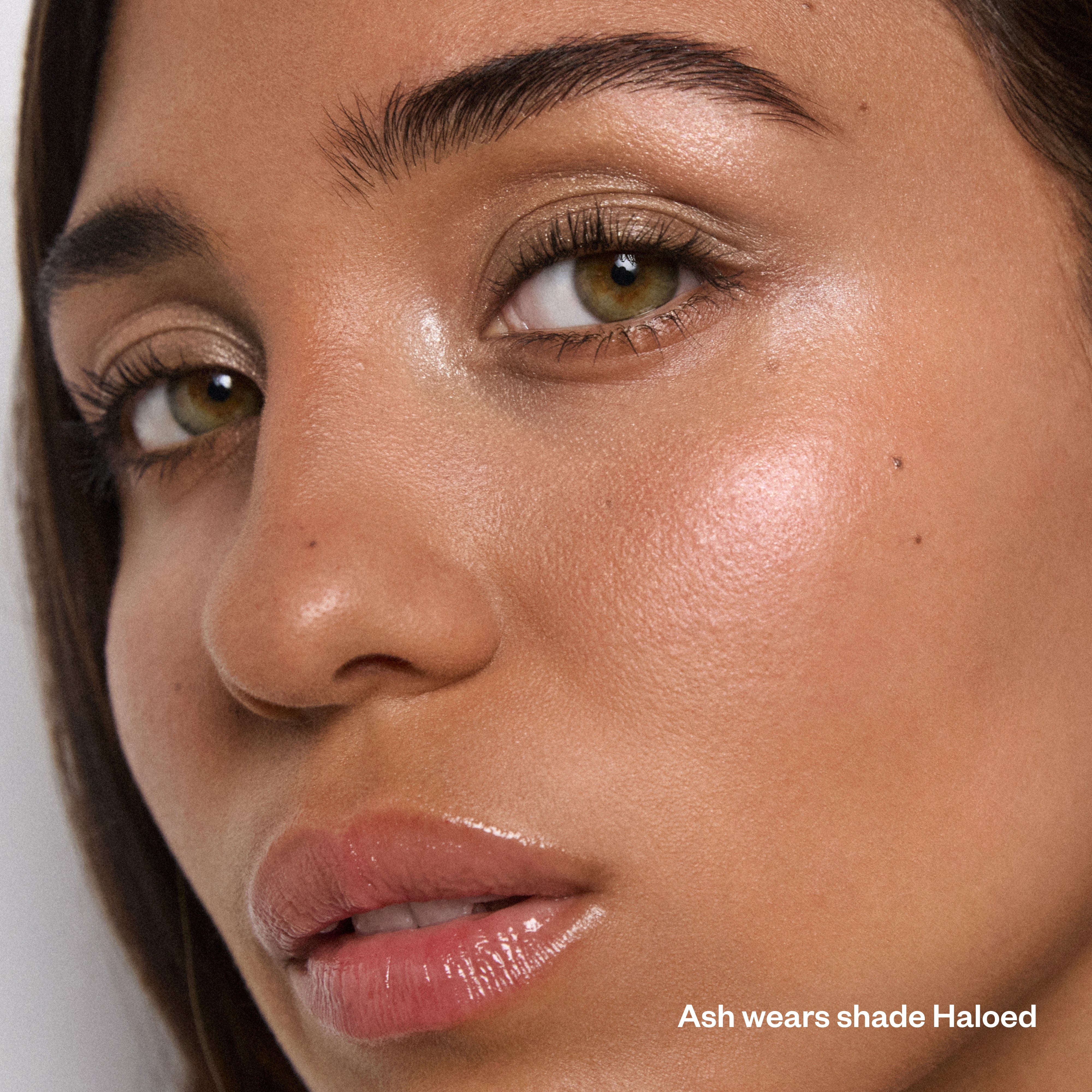 Kosas-Shiny Objects Wet Glisten Highlighter-Makeup-HaloedHeroModel_d9854510-23d3-4b92-b23d-54f4a6e2e6b1-The Detox Market | Haloed - Champagne Sheen