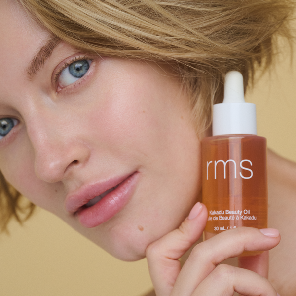 RMS Beauty-Kakadu Beauty Oil-Skincare-KAKADU-BEAUTY-OIL-HeroProduct_ModelImage2-The Detox Market | 