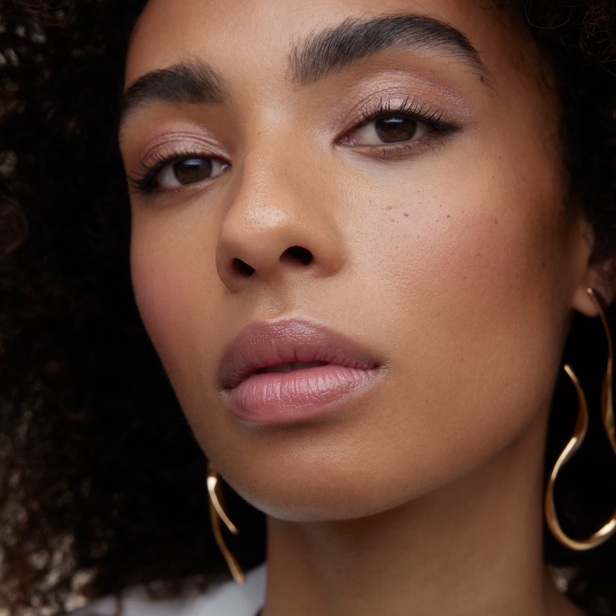 Wonderblush-La Lumière Liquid Eye Shadow-Makeup-LOOK_1_MANON_EYES_LaLumiere_RoseDore-The Detox Market | Rose Dore - Rose gold with a hint of mauve