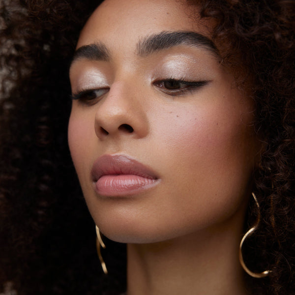 Wonderblush-La Lumière Liquid Eye Shadow-Makeup-LOOK_2_MANON_EYES_LaLumiere_Perle_2141-The Detox Market | Perle - Pearl