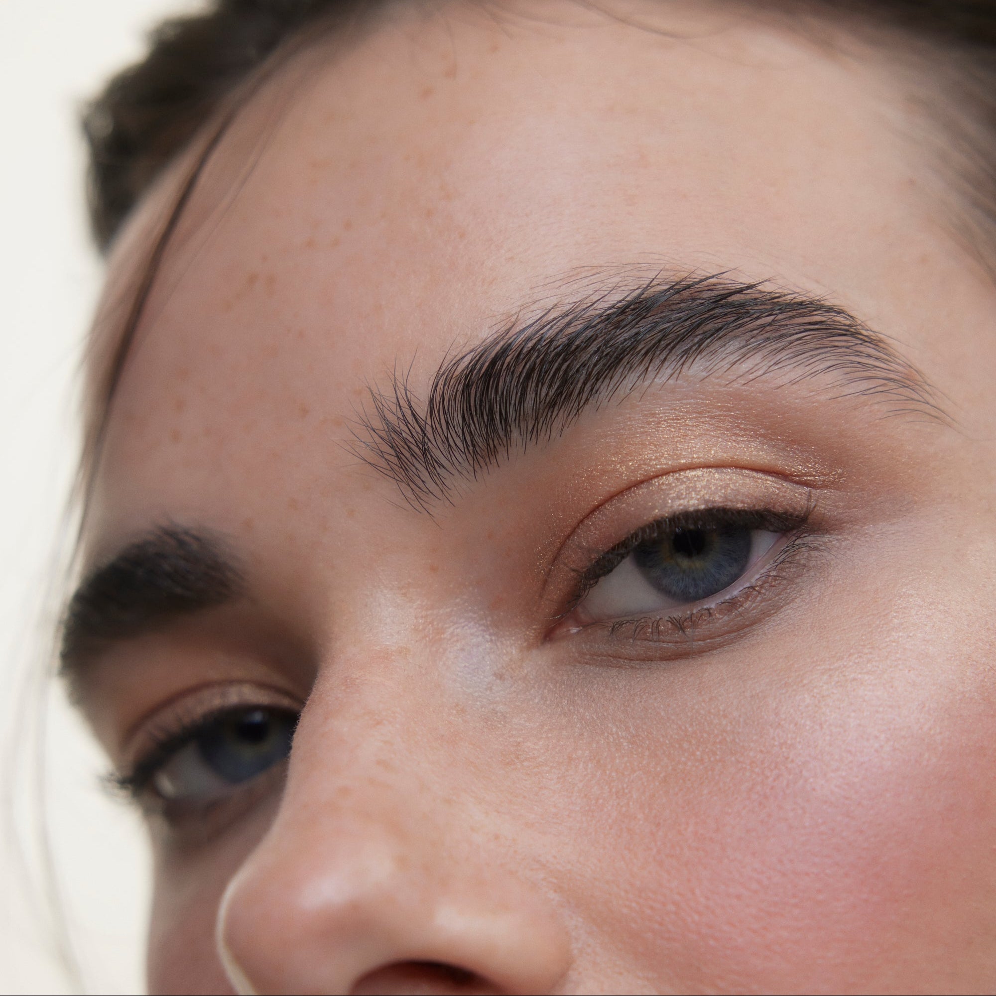 Wonderblush-La Lumière Liquid Eye Shadow-Makeup-LOOK_7_SARA_EYES_LaLumiere_Rayon_2843-The Detox Market | Rayon - Gold