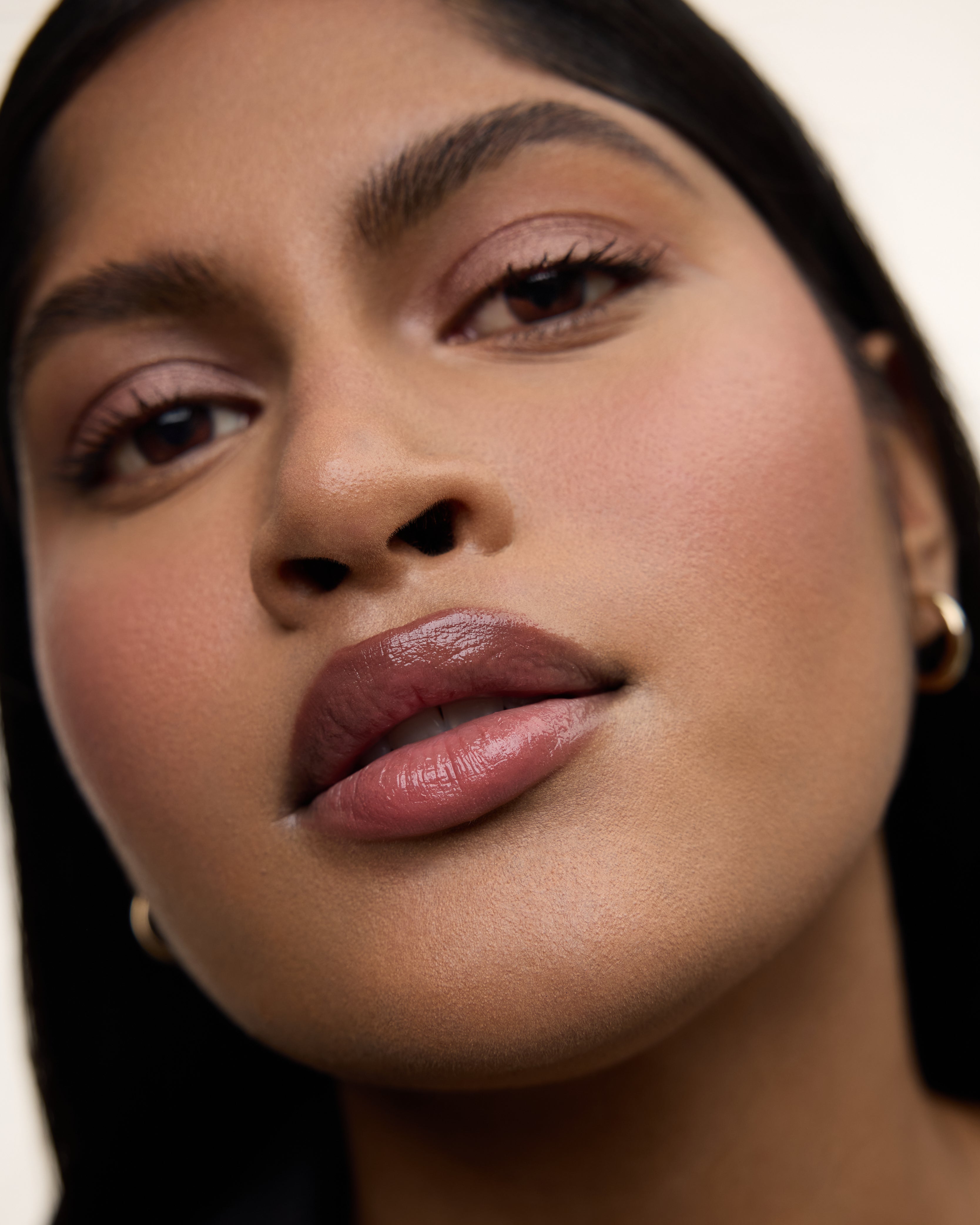 Wonderblush-La Laque Tinted Lip Oil-Makeup-LaLaque-ModelDarkSkin-Geranium_c8e7a3c3-a5f2-4042-a3df-080b522af2ea-The Detox Market | 