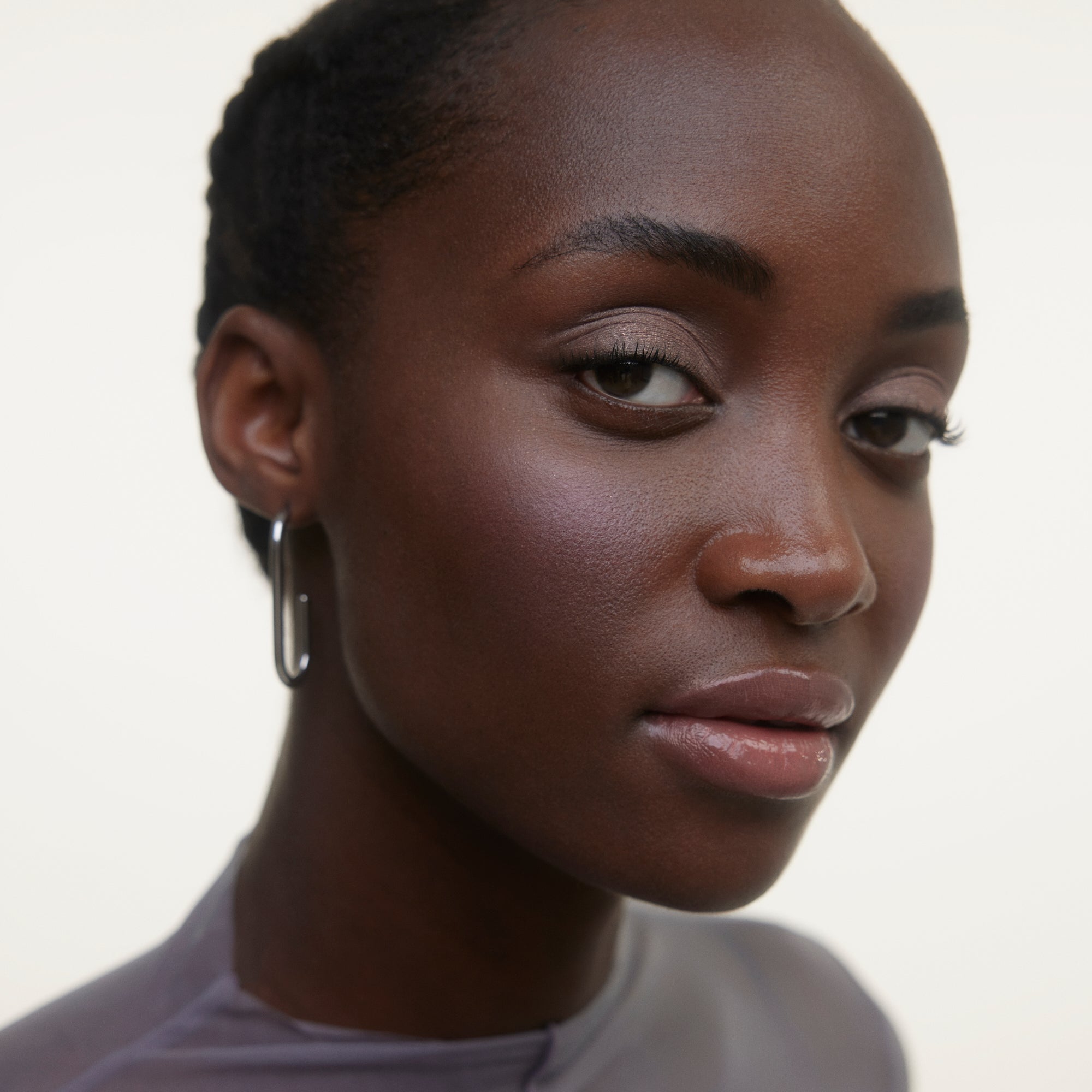 Wonderblush-La Laque Tinted Lip Oil-Makeup-LaLaque-ModelDarkSkin-Pulpe-The Detox Market | Pulpe - Nude blush