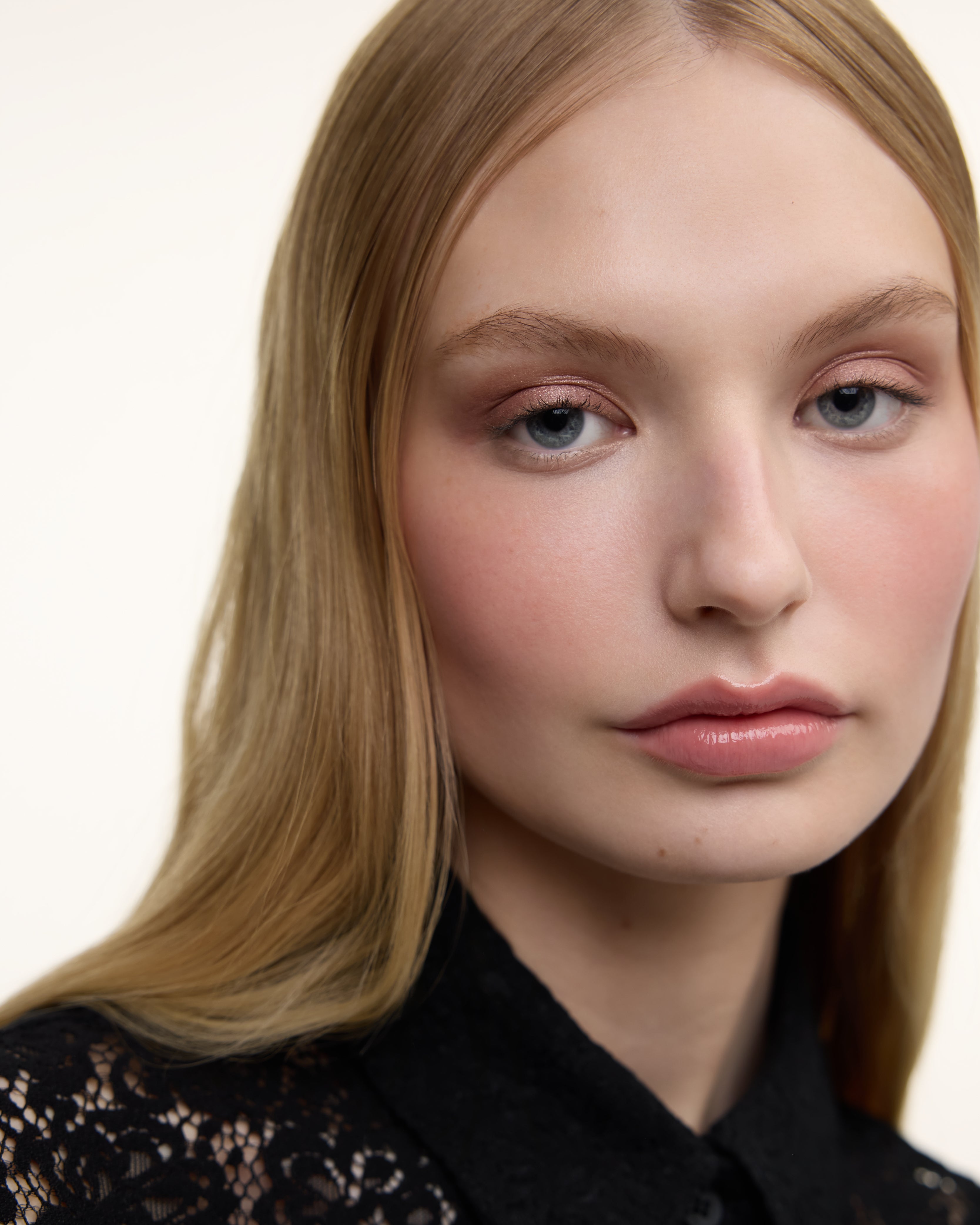 Wonderblush-La Laque Tinted Lip Oil-Makeup-LaLaque-ModelLightSkin-Pulpe-The Detox Market | 