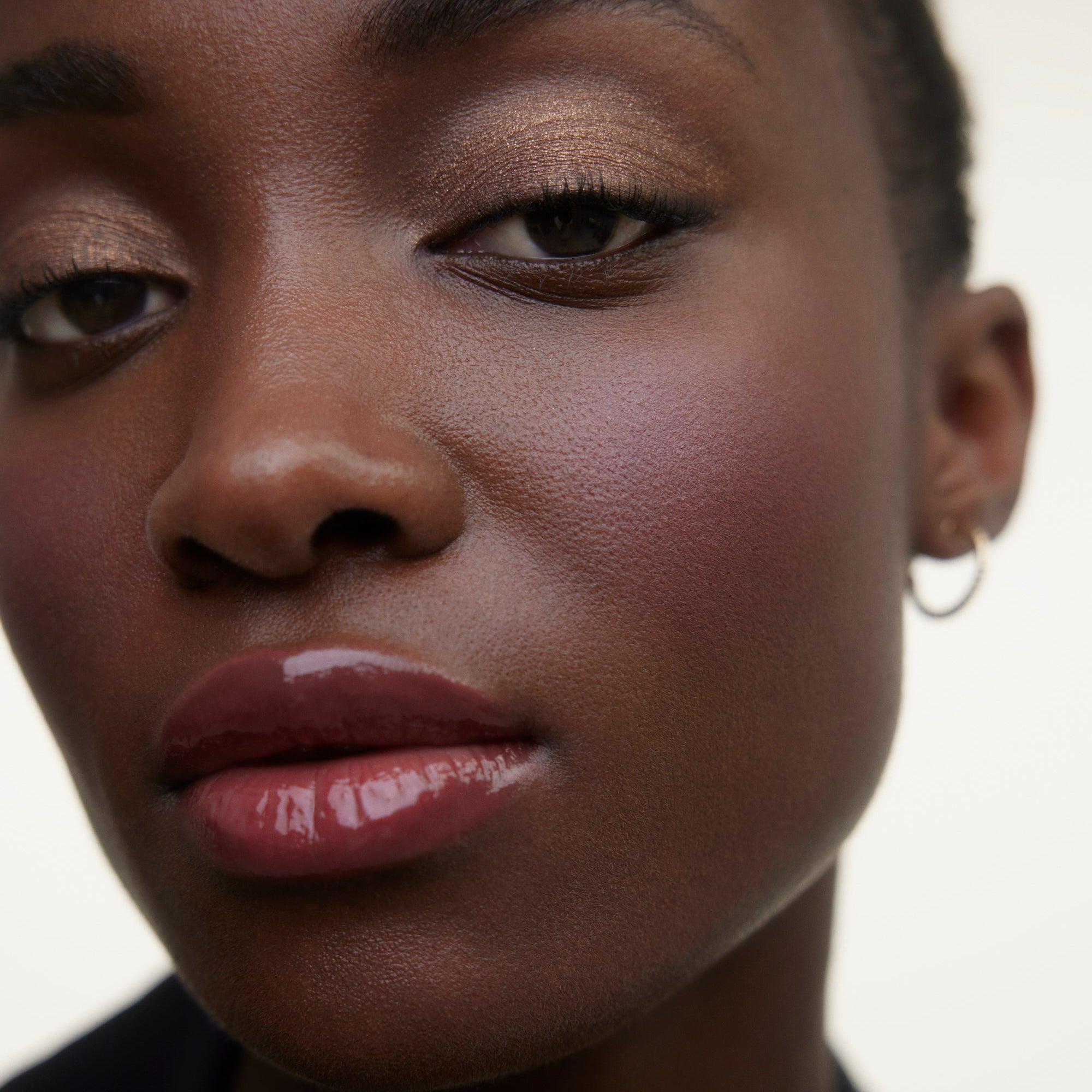 Wonderblush-La Lumière Liquid Eye Shadow-Makeup-LaLumiere-ModelDarkSkin-Bronze-The Detox Market | Bronze - Rich bronze