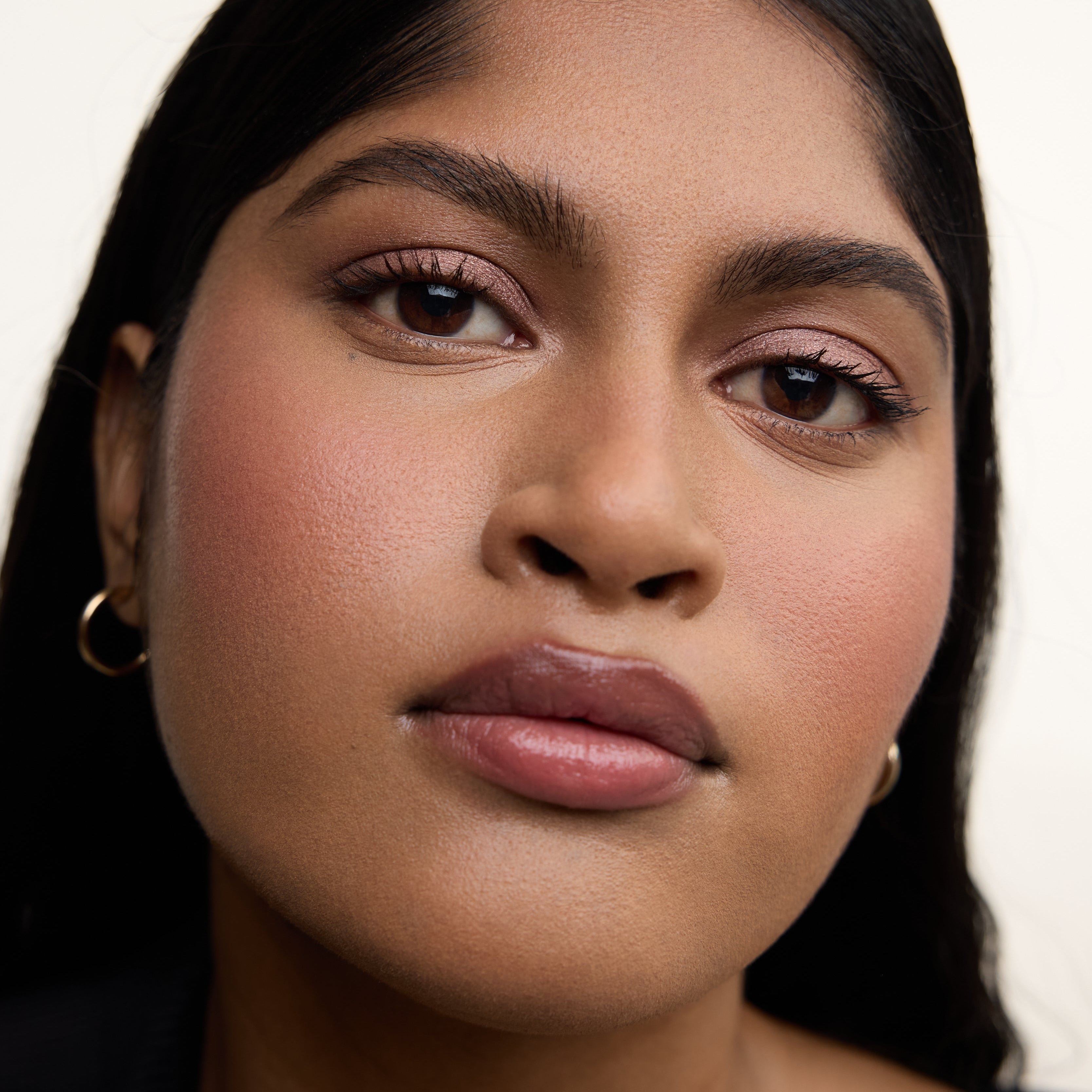 Wonderblush-La Lumière Liquid Eye Shadow-Makeup-LaLumiere-ModelDarkSkin-RoseDore_50631ad4-bc7a-4a4d-8209-22d843943e2f-The Detox Market | Rose Dore - Rose gold with a hint of mauve