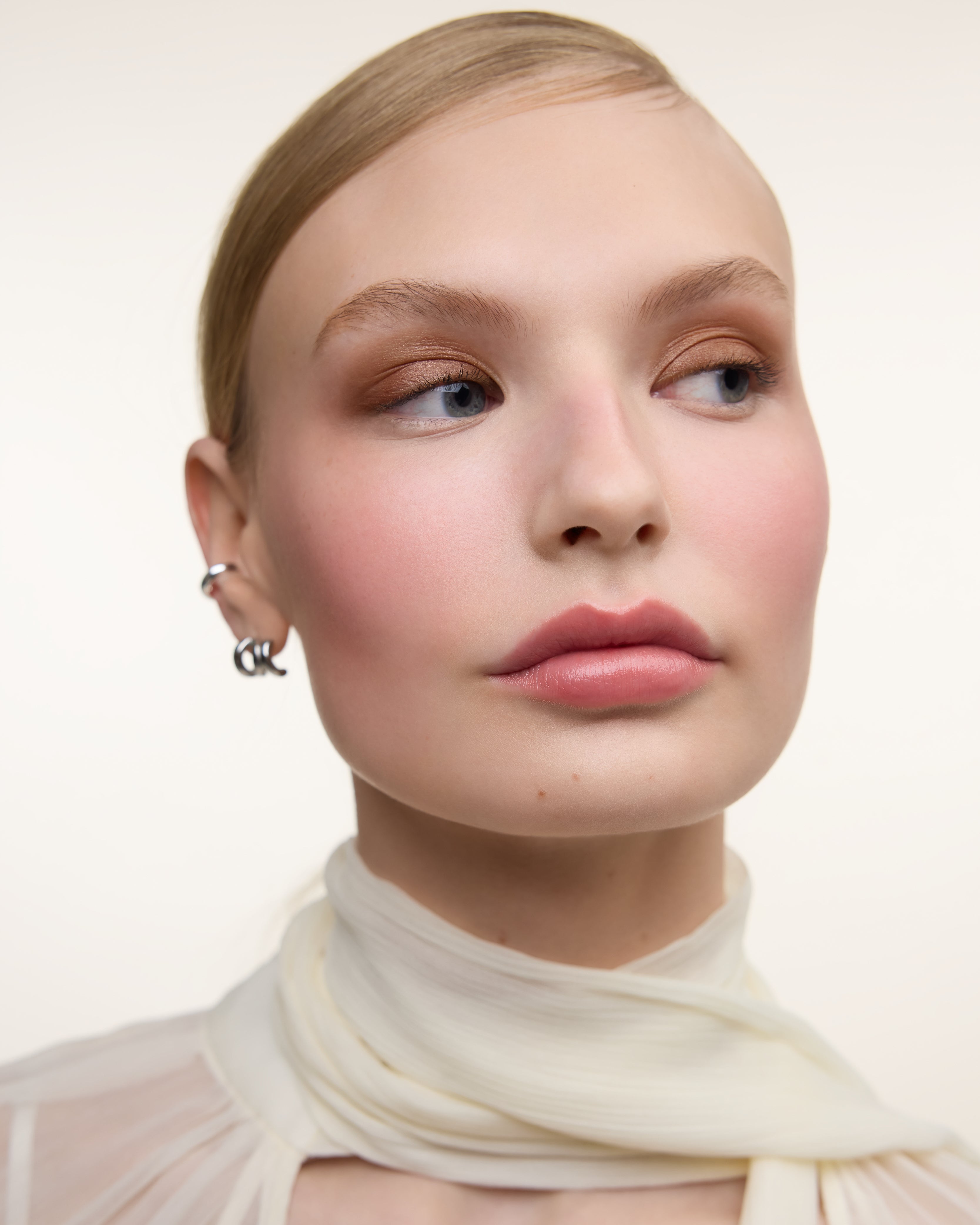 Wonderblush-La Lumière Liquid Eye Shadow-Makeup-LaLumiere-ModelLightSkin-Bronze_36a0d529-5b8f-427c-bb1e-83e65613748f-The Detox Market | 