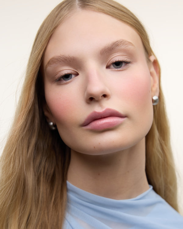 Wonderblush-La Lumière Liquid Eye Shadow-Makeup-LaLumiere-ModelLightSkin-Perle_1-The Detox Market | 