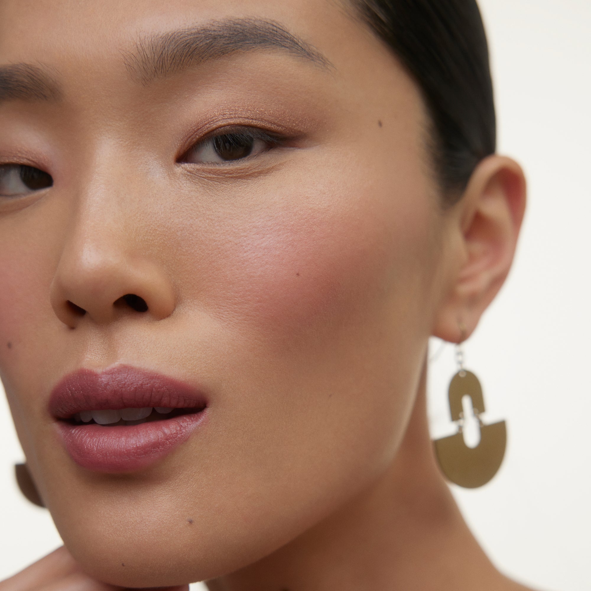 Wonderblush-La Lumière Liquid Eye Shadow-Makeup-LaLumiere-ModelMediumSkin-Bronze-The Detox Market | Bronze - Rich bronze
