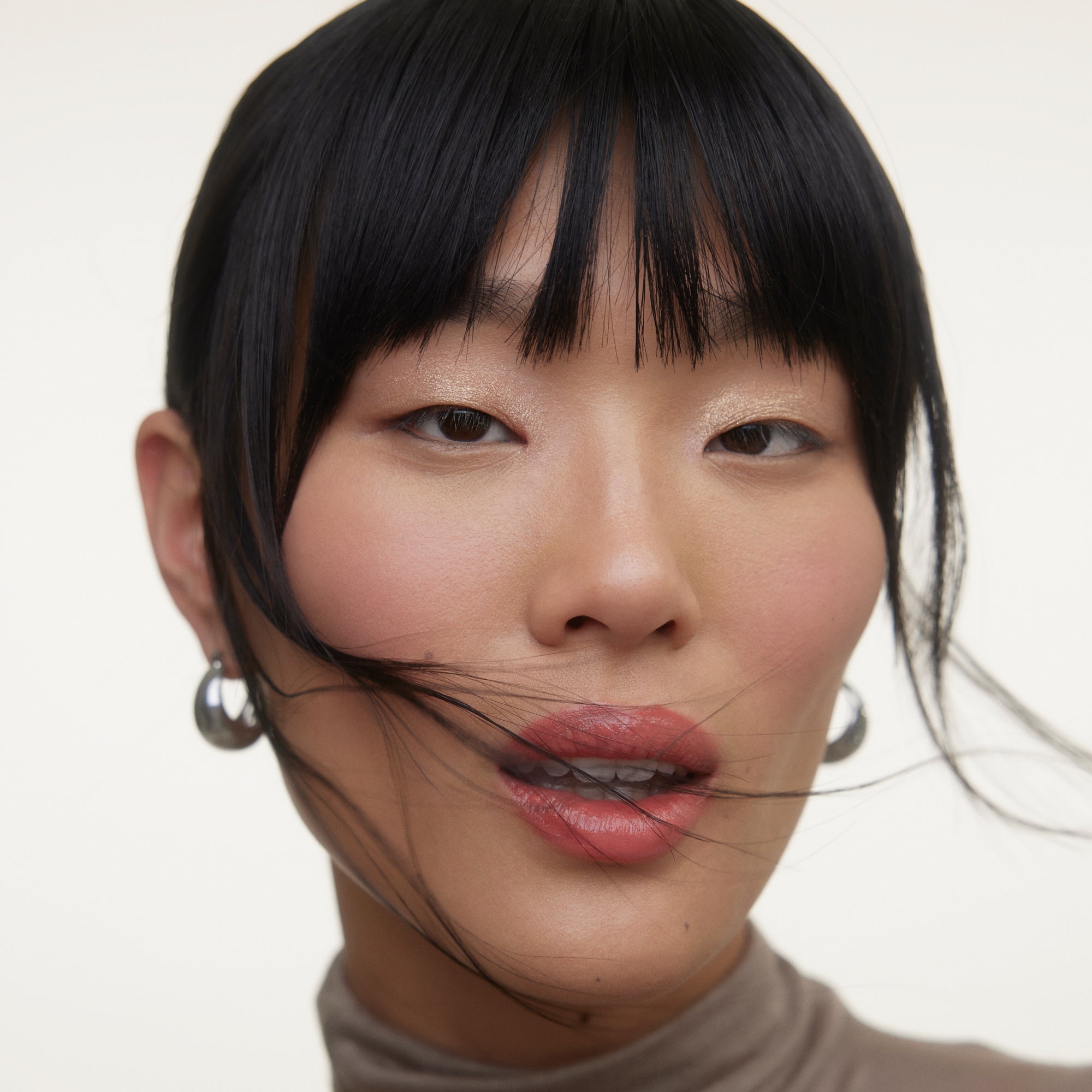 Wonderblush-Le Baume Tinted Lip Balm-Makeup-LeBaume-ModelLightSkin-Peche-The Detox Market | Peche - Nude peach