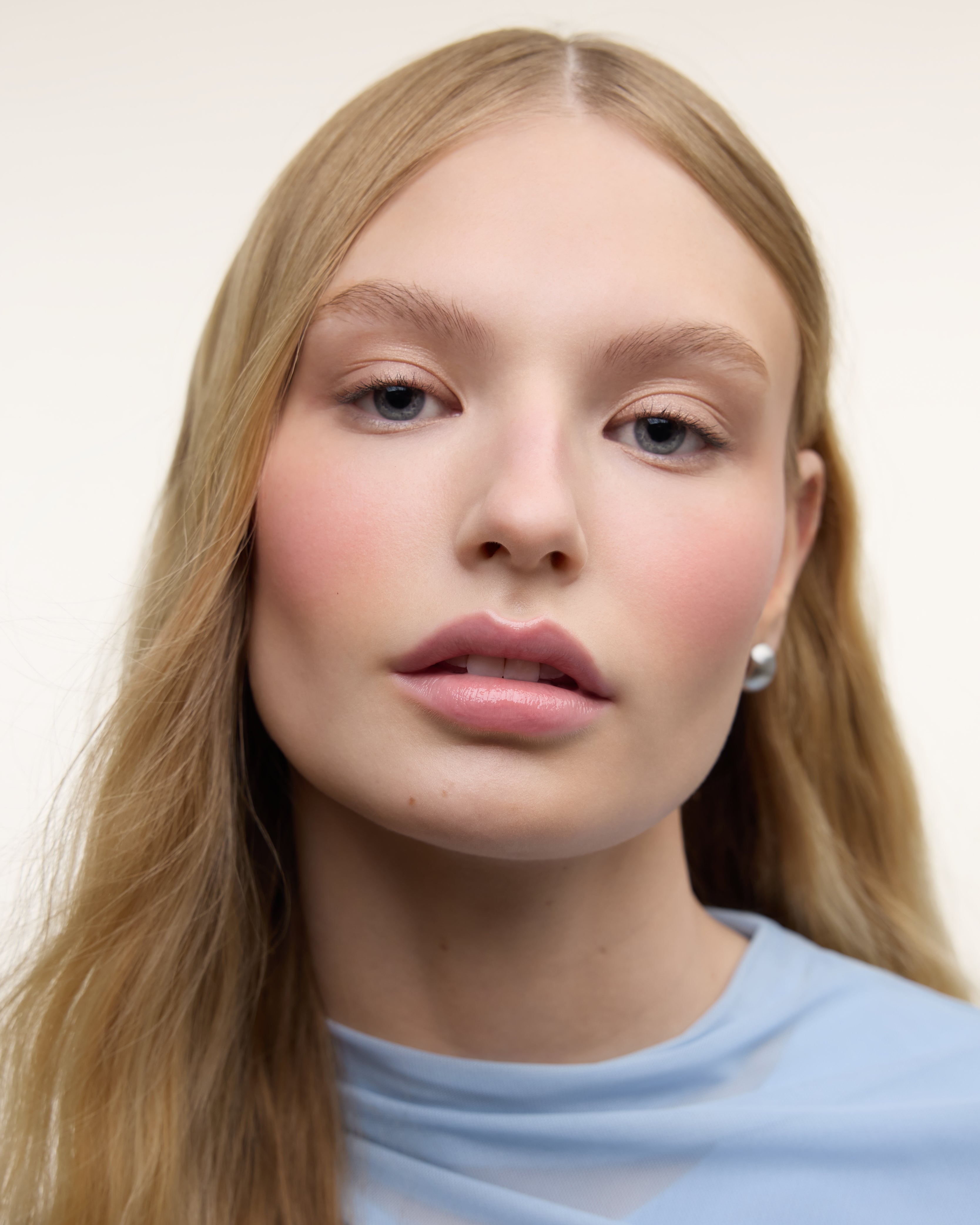 Wonderblush-Le Fondant Cream Blush-Makeup-LeFondant-ModelLightSkin-Ruban-The Detox Market | 