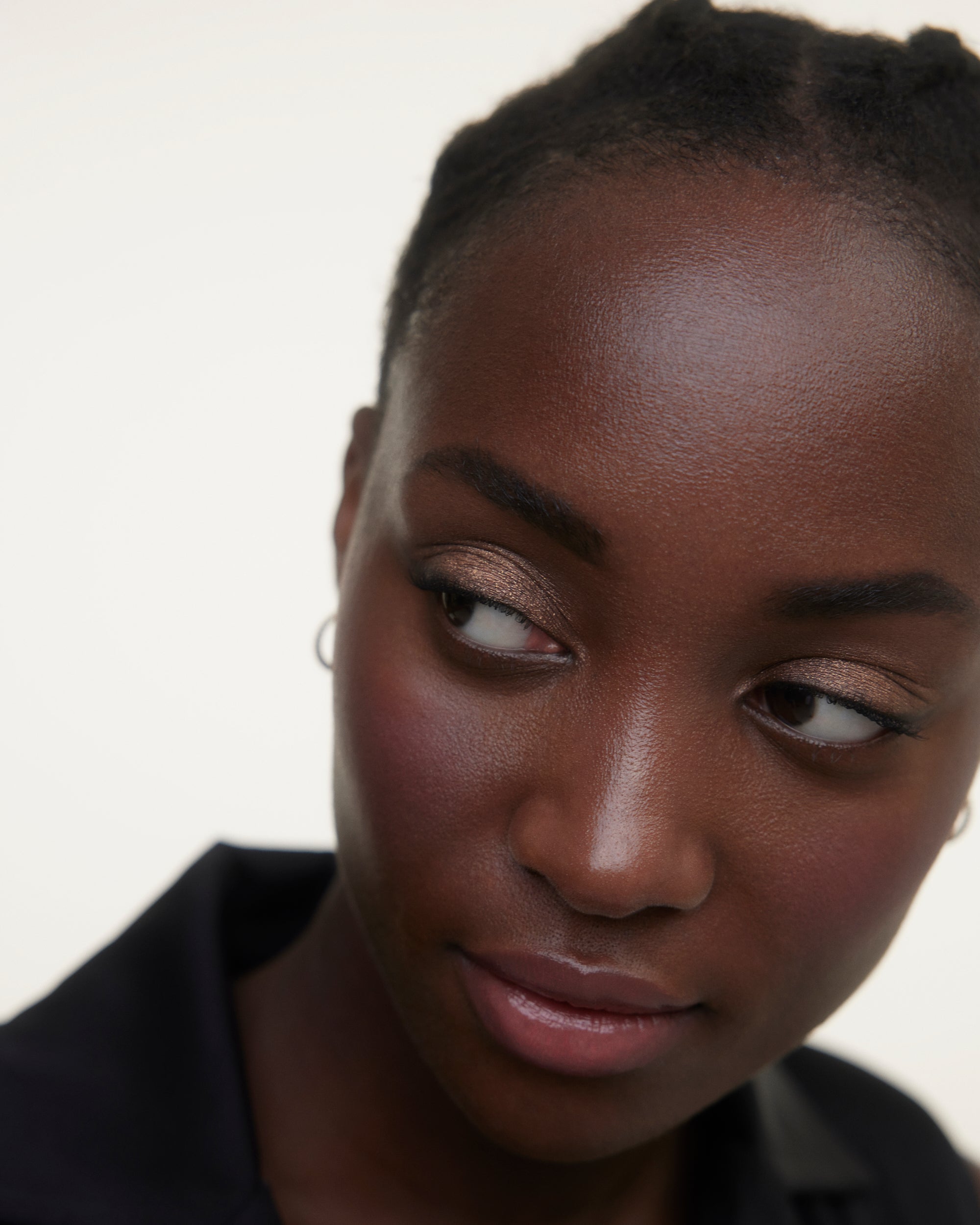 Wonderblush-Le Regard Eye & Brow Trio-Makeup-LeRegard-Eyebrows-ModelDarkSkin-The Detox Market | 