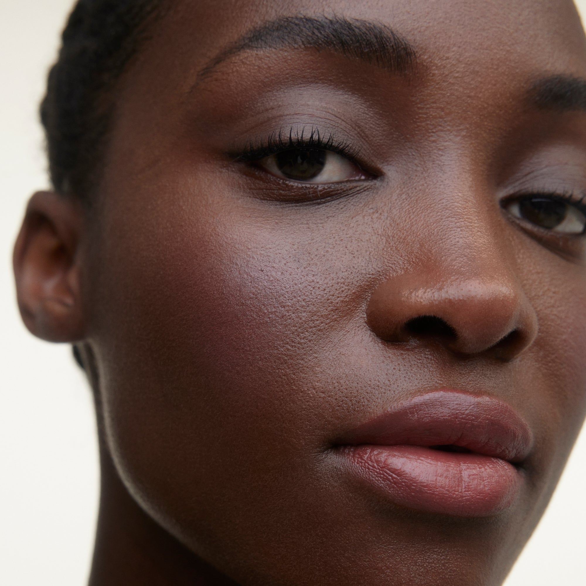Wonderblush-Le Regard Eye & Brow Trio-Makeup-LeRegard-Eyes-ModelDarkSkin-TaupeColor-The Detox Market | 