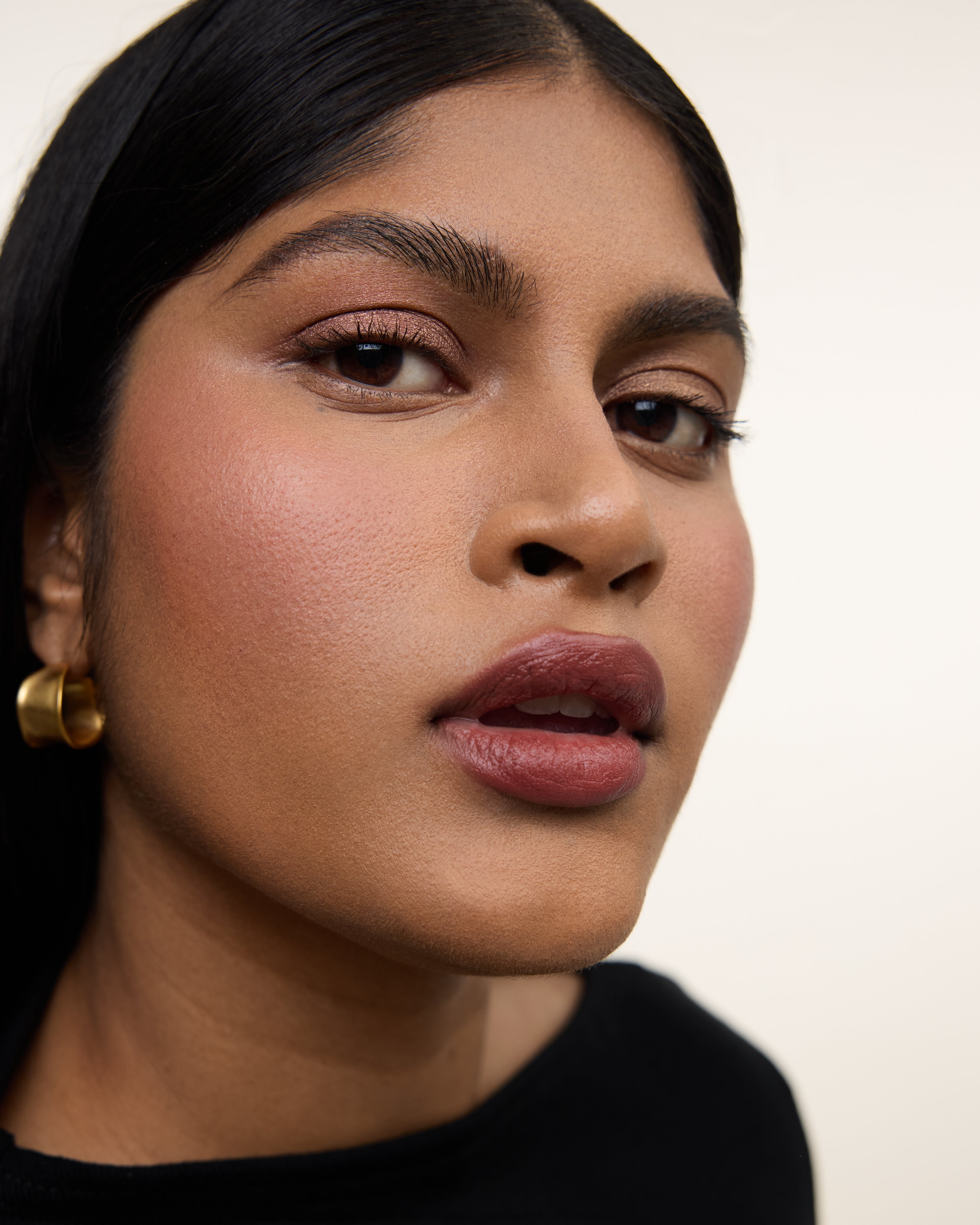 Wonderblush-Le Rouge Lipstick-Makeup-LeRouge-ModelDarkSkin-Cassis_f7357273-bd03-4a92-bd03-d01bc3dcb717-The Detox Market | 