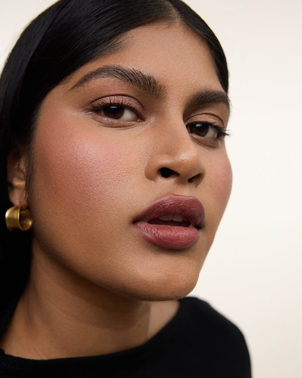 Wonderblush-Le Rouge Lipstick-Makeup-LeRouge-ModelDarkSkin-Cassis_f7357273-bd03-4a92-bd03-d01bc3dcb717-The Detox Market | 
