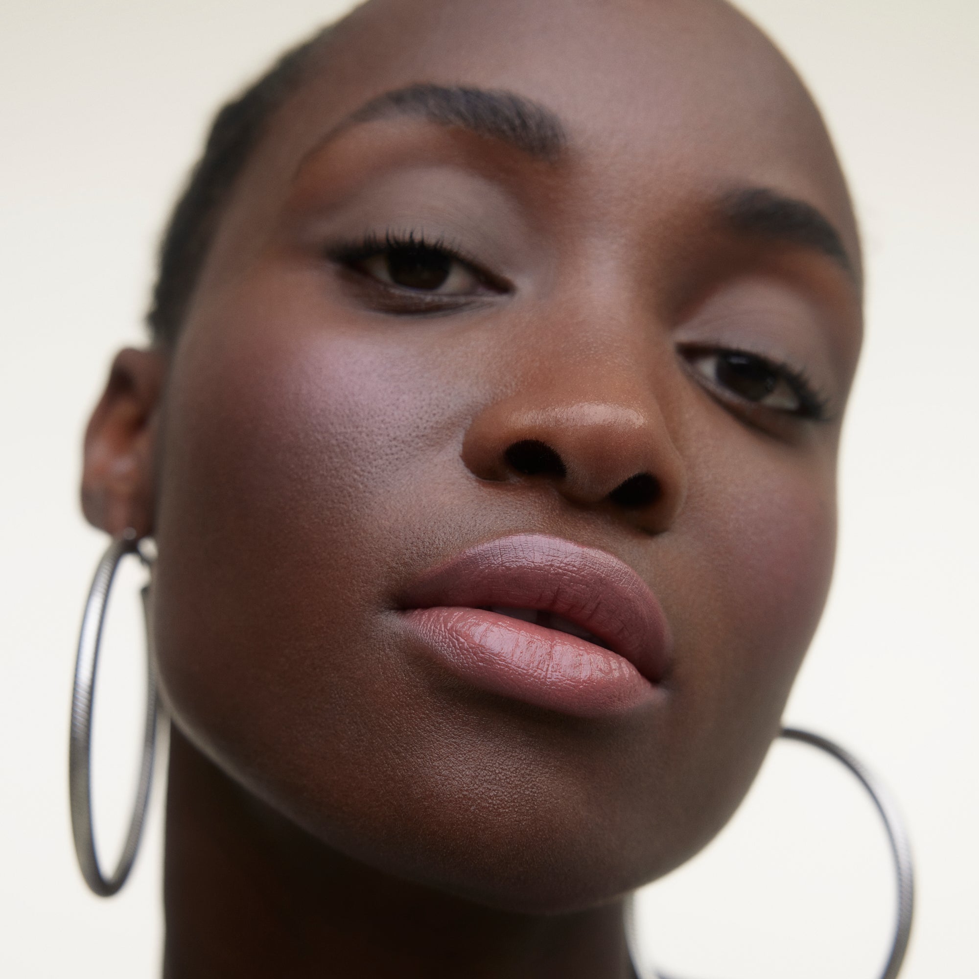 Wonderblush-Le Rouge Lipstick-Makeup-LeRouge-ModelDarkSkin-Clafoutis-The Detox Market | Clafoutis - Dusty berry