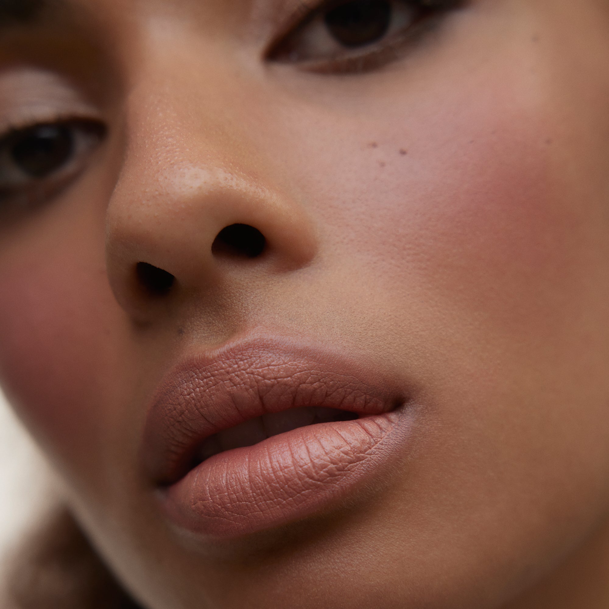 Wonderblush-Le Rouge Lipstick-Makeup-LeRouge-ModelMediumSkin-Praline_1-The Detox Market | Praline - Beige nude