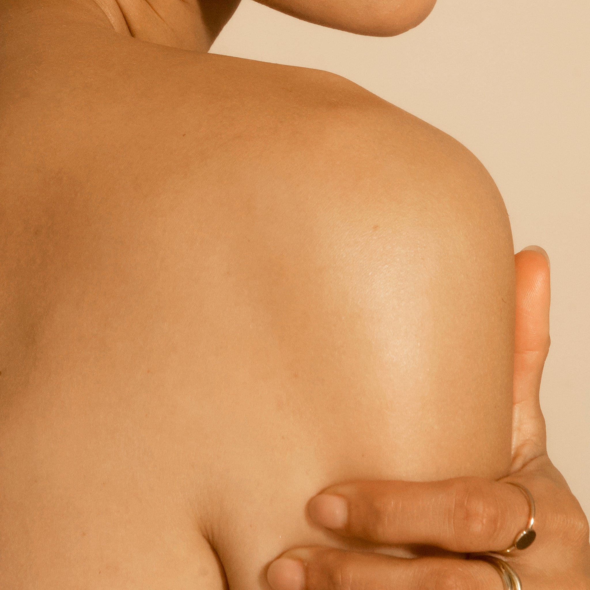 True Botanicals-Pure Radiance Body Butter-Body-Model_BodyButter_2048x2048_44684535-6457-46c2-8cf0-23718b501da6-The Detox Market | 