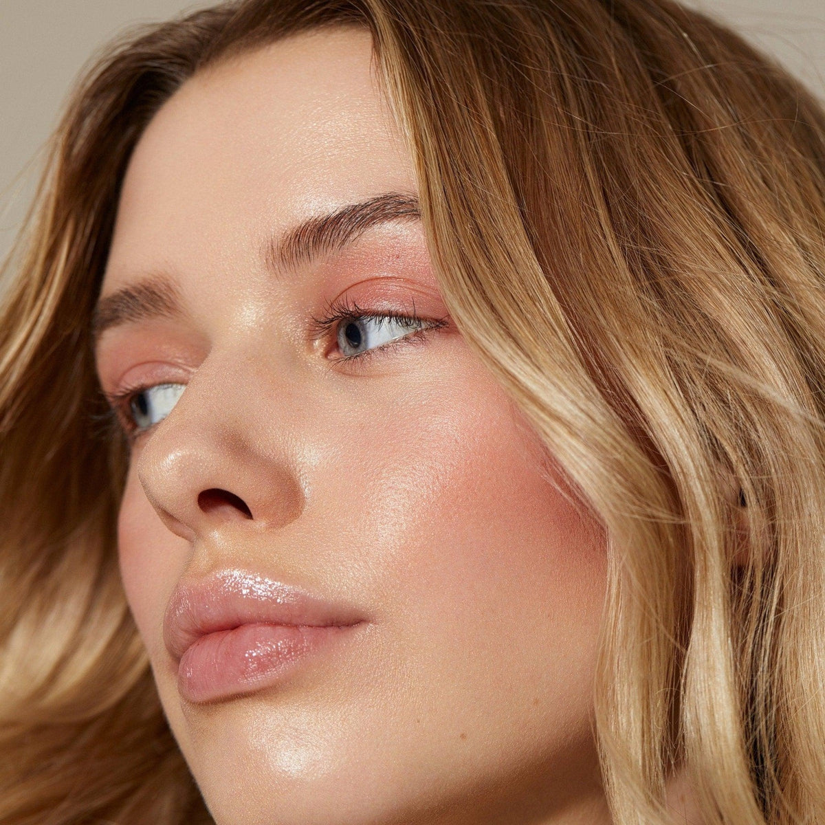 Cream Blush - Makeup - Minori - MINORI_CREAMBLUSH_SCARLET_02_HR - The Detox Market | Scarlet